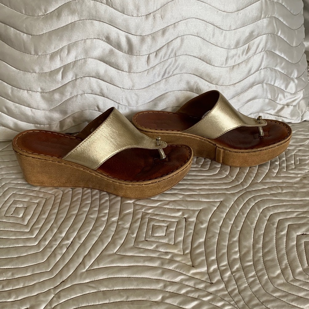 Gold metallic wedge sandal, size 7
